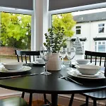 Stylish Flat With En-Suites Near Nature & Amenities