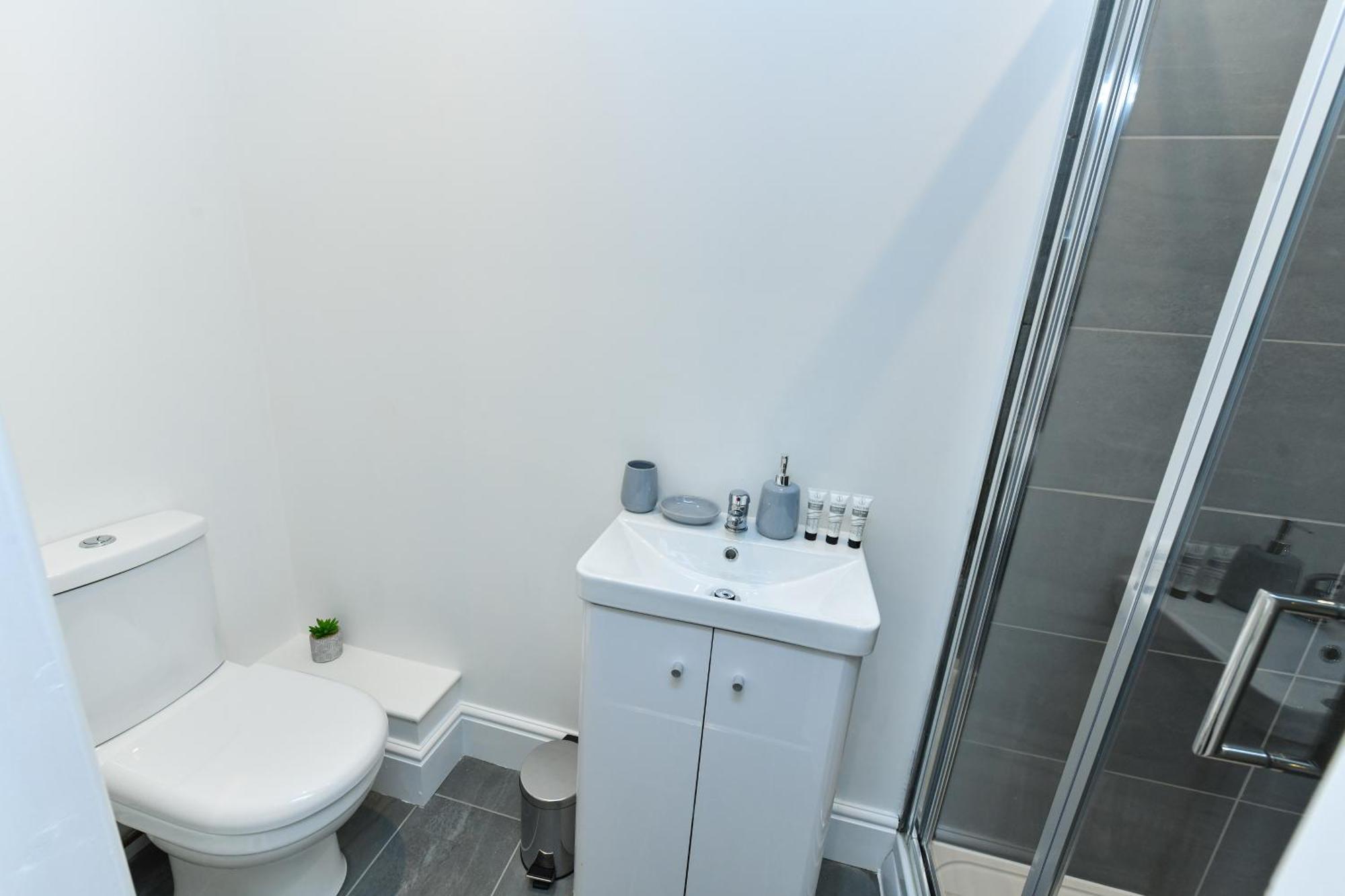 Stylish Flat With En-suites Near Nature & Amenities Apartment *